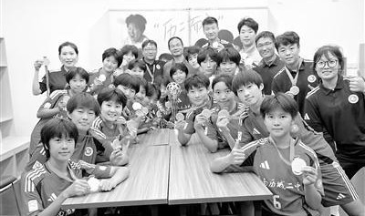 开云体育下载-校园里的“铿锵玫瑰”